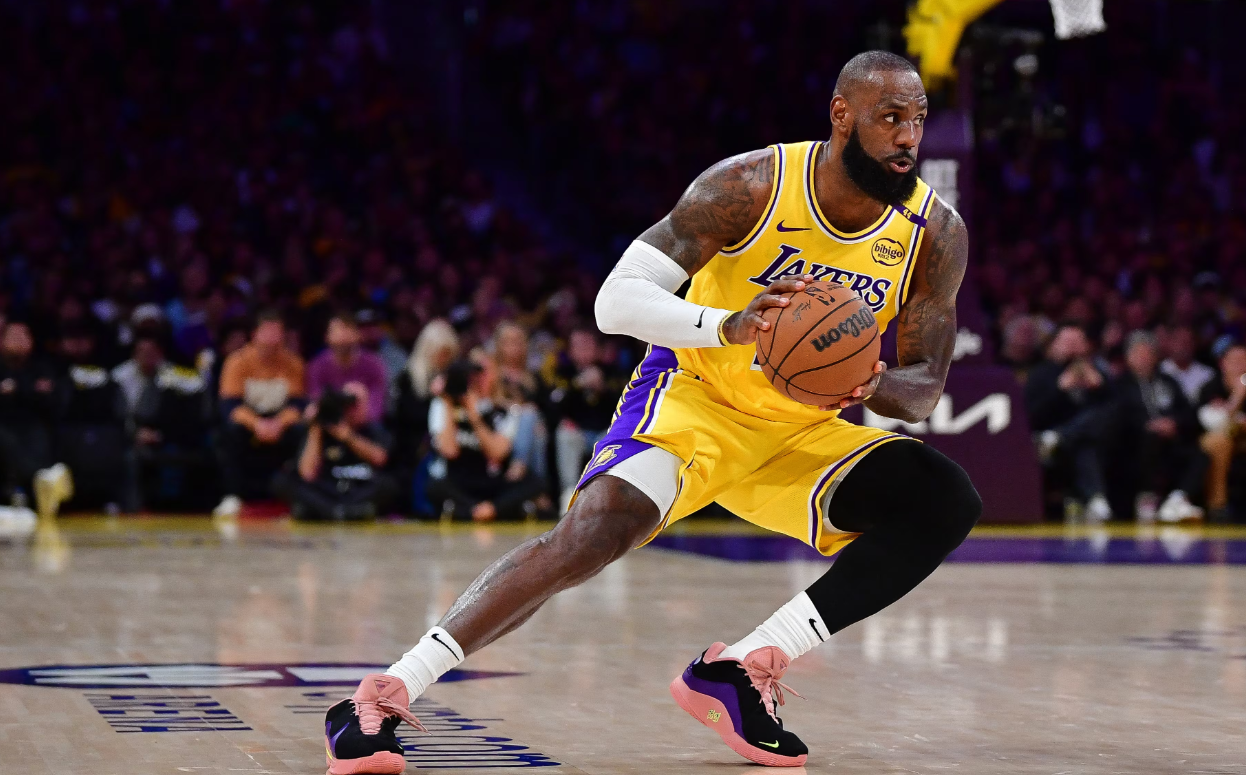 超长待机！詹姆斯首次进最佳阵容时爱德华兹和康宁汉姆才3岁