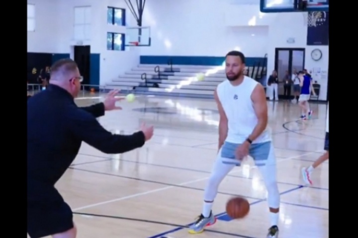 皇冠体育-一起看库里花式高级训练！这对专注力的要求简直逆天