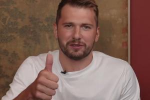 皇冠体育-东契奇用中文欢迎杨瀚森加入NBA愿意把手机号给小杨加好友