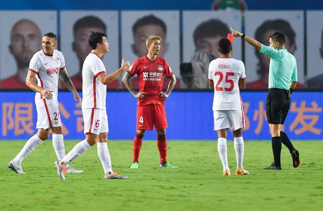 皇冠体育-【中超】罗歆直红罚下杨意林头球 十人河南0比1梅州