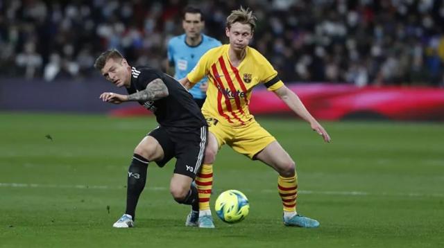 皇冠体育-巴萨逼德容走，德容：就不走